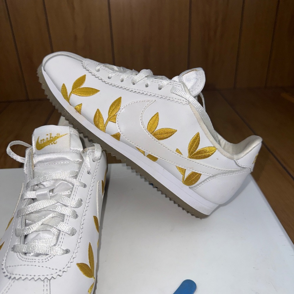 Nike Classic Cortez SE White Metallic Gold Leaf Embroidery AR5393-100 Womens 7.5
